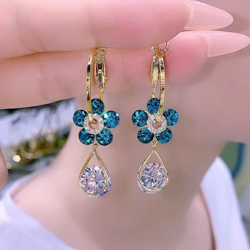 Ohrringe „Crystal Petals“, verziert mit Kristallen