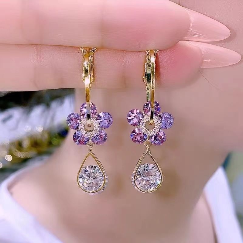 Ohrringe „Crystal Petals“, verziert mit Kristallen